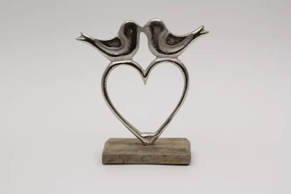 Herz aus Metall mit Vogel