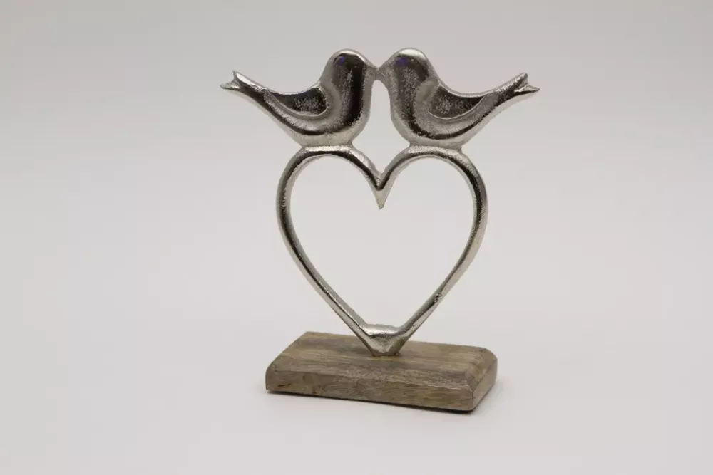 Herz aus Metall mit Vogel