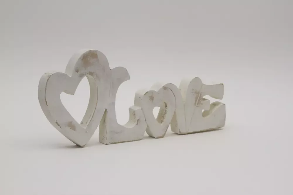 Schriftzug LOVE aus weißem Holz – natürliche und elegante Dekoration fürs Zuhause