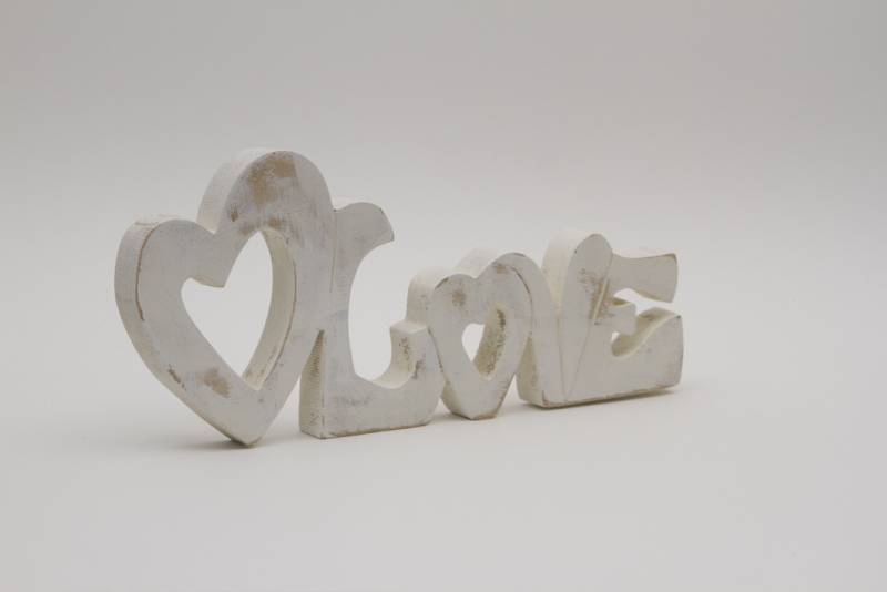 Schriftzug Love mit Herz aus Holz weiß