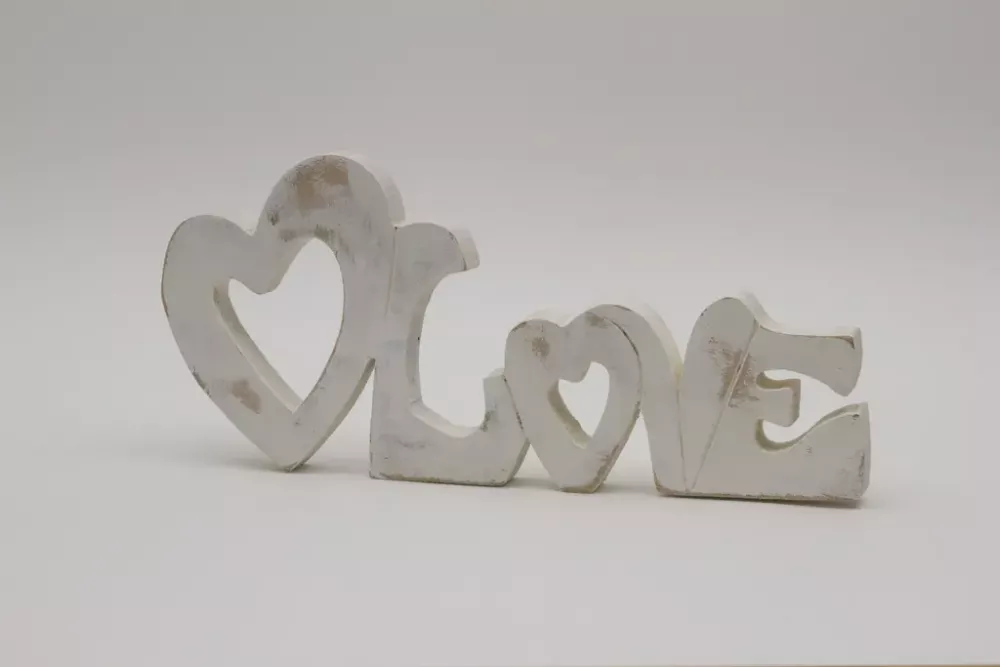 Schriftzug LOVE aus weißem Holz – natürliche und elegante Dekoration fürs Zuhause