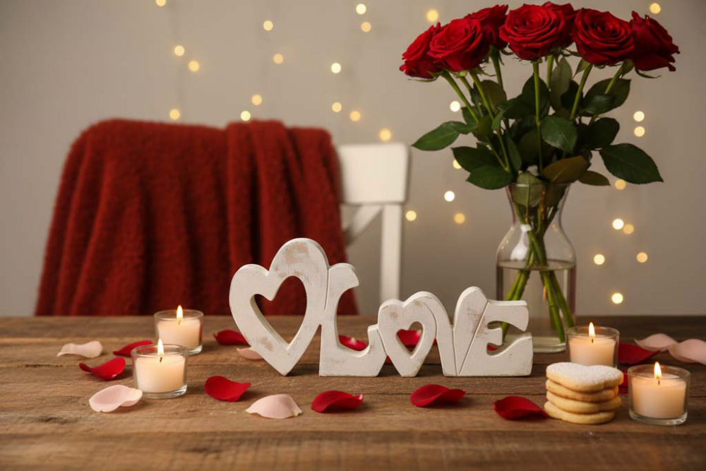 Schriftzug LOVE aus weißem Holz – natürliche und elegante Dekoration fürs Zuhause