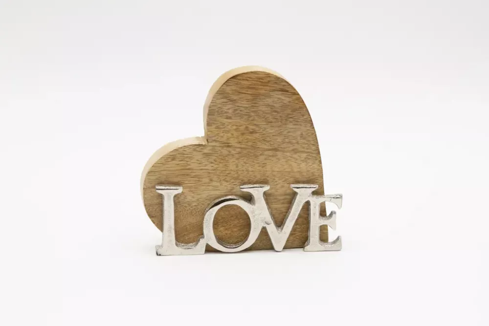 Herz aus Metall mit LOVE Schriftzug – stilvolle Wohnraumdekoration
