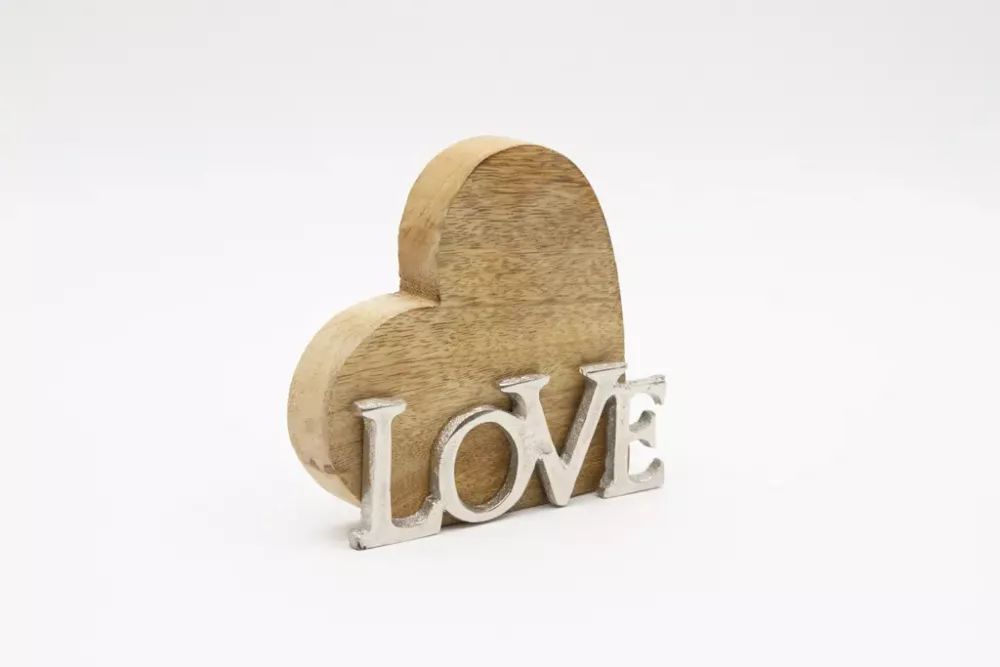 Herz mit LOVE Schriftzug aus Metall auf Holzsocke
