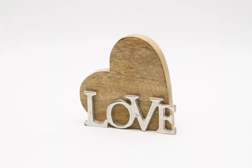 Dekoratives Holzherz mit LOVE Schriftzug als romantische Geschenkidee