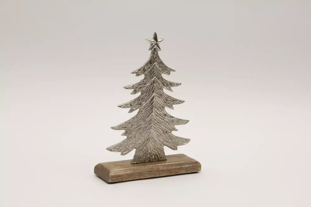 Modern gestalteter Tannenbaum aus silbernem Metall – stilvolle Dekoration für Ihr Zuhause