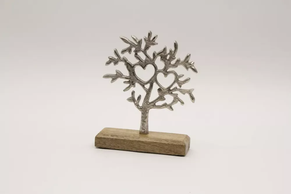 Baum aus Metall in Silber mit feiner Struktur