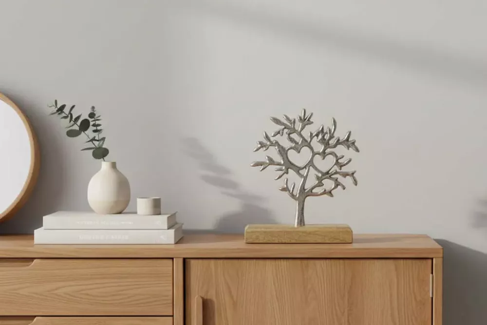 Moderner Baum aus Metall in Silber als stilvolles Dekoobjekt