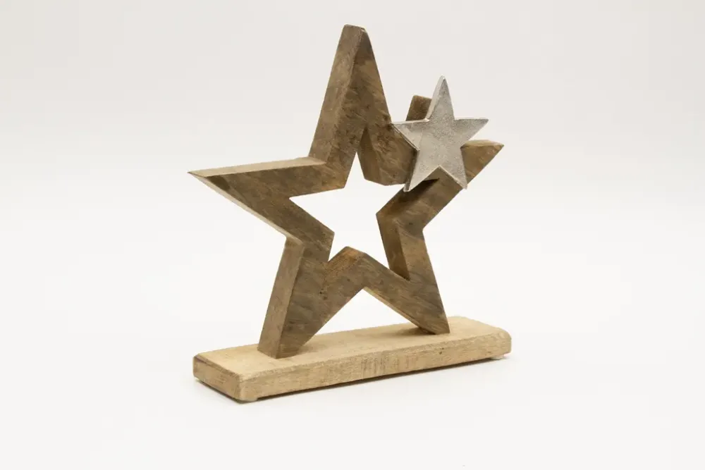 Detailansicht des 24 cm hohen Sterns aus Mangoholz mit glänzendem Metallstern – stilvolle Weihnachtsdekoration