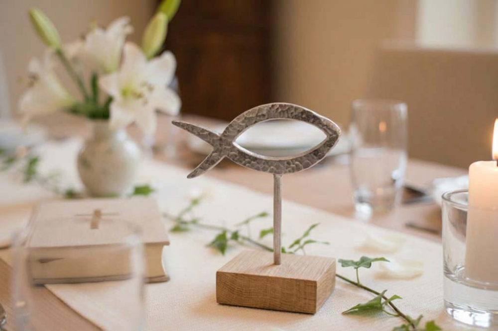 Christenfisch Metall auf Holzsockel – stilvolle Deko für Taufe, Konfirmation und Kommunion