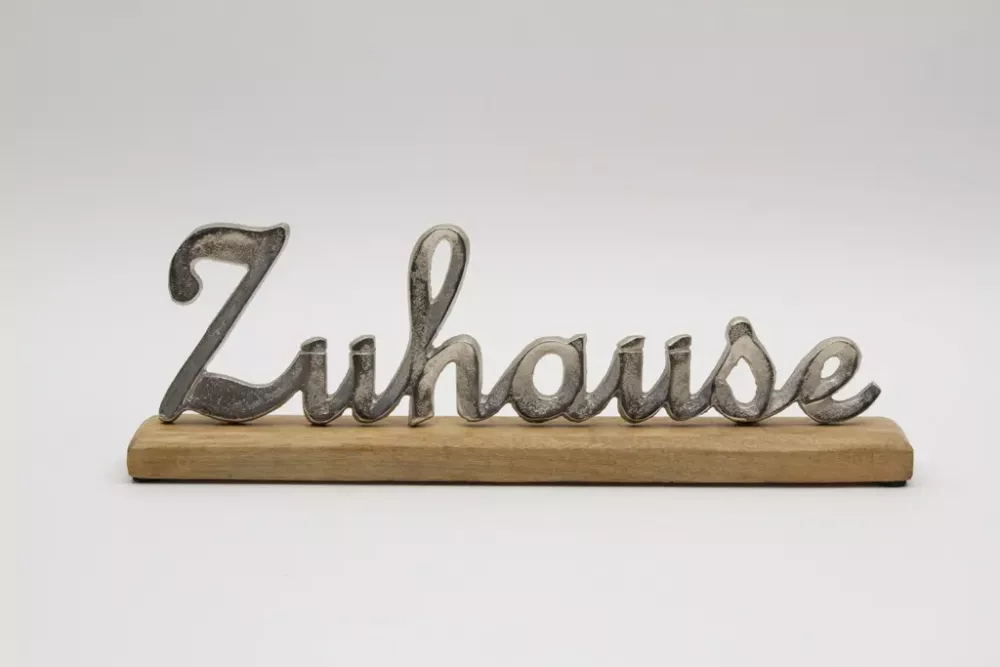 Freistehender Schriftzug Zuhause aus silbernem Metall auf Rega