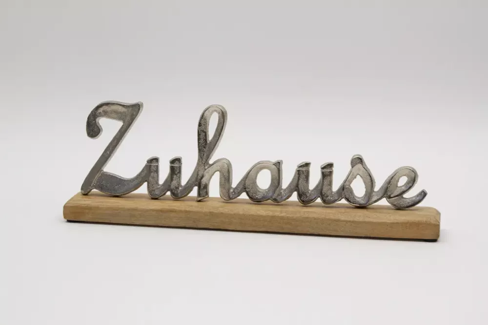 Stilvoller Schriftzug Zuhause aus Metall Silber auf Sideboard