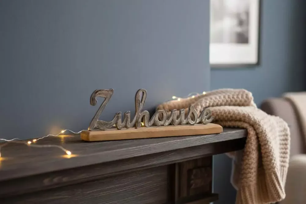Eleganter Metall Schriftzug Zuhause als Tischdekoration