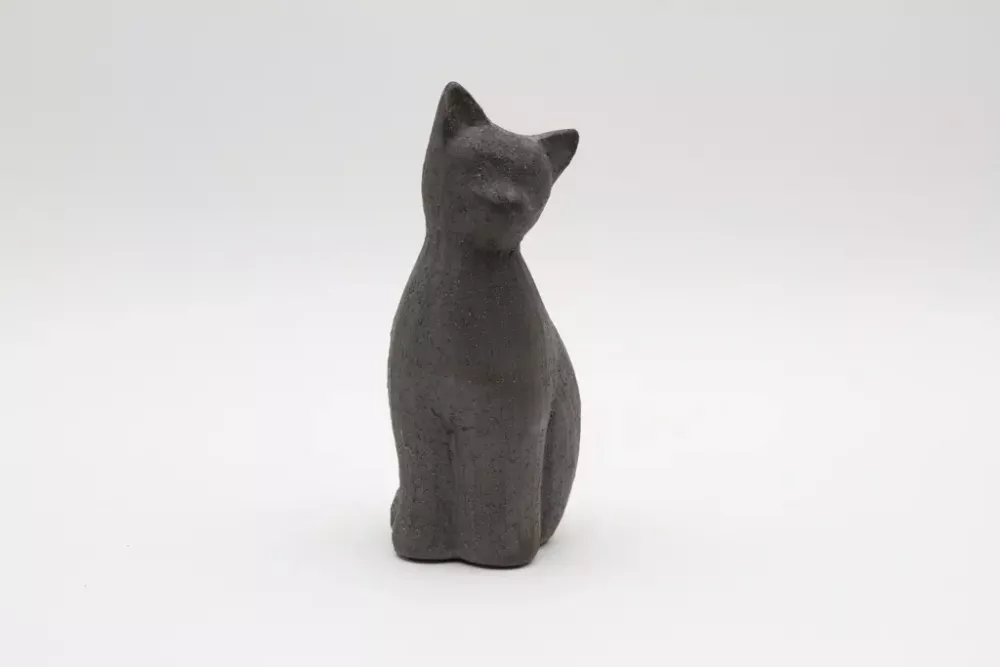 Graue Keramik-Katze – stilvolle Dekofigur für Ihr Zuhause.