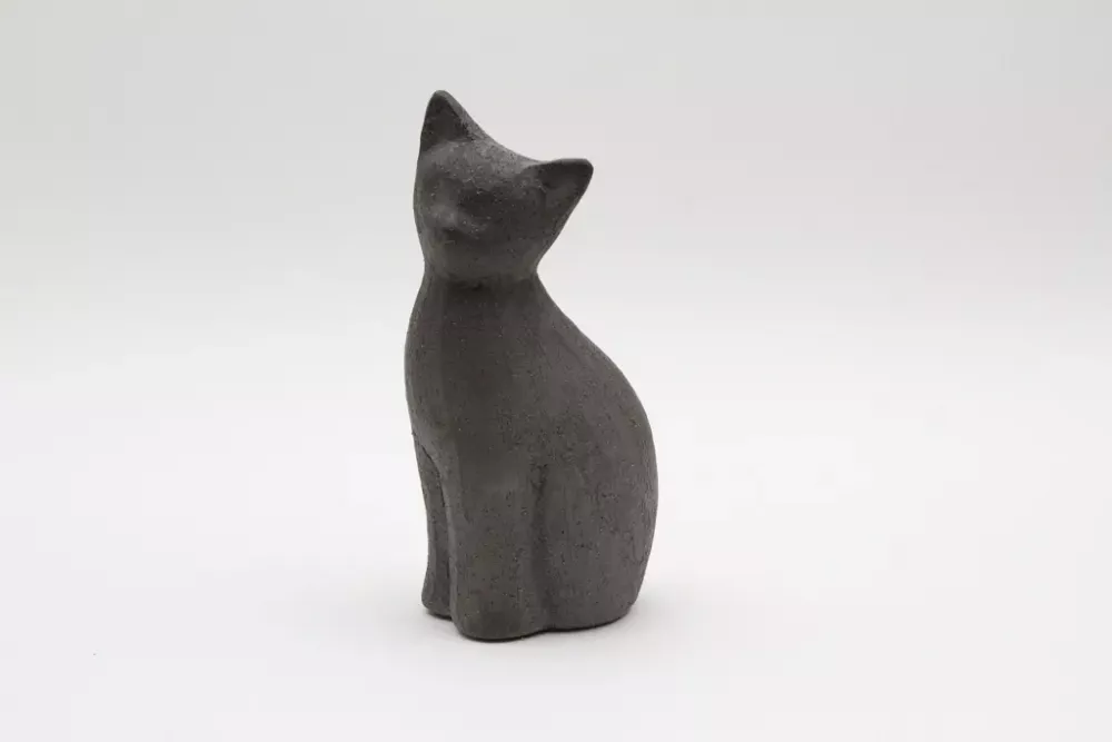Elegante graue Keramik-Katze – ideales Geschenk für Katzenfreunde.