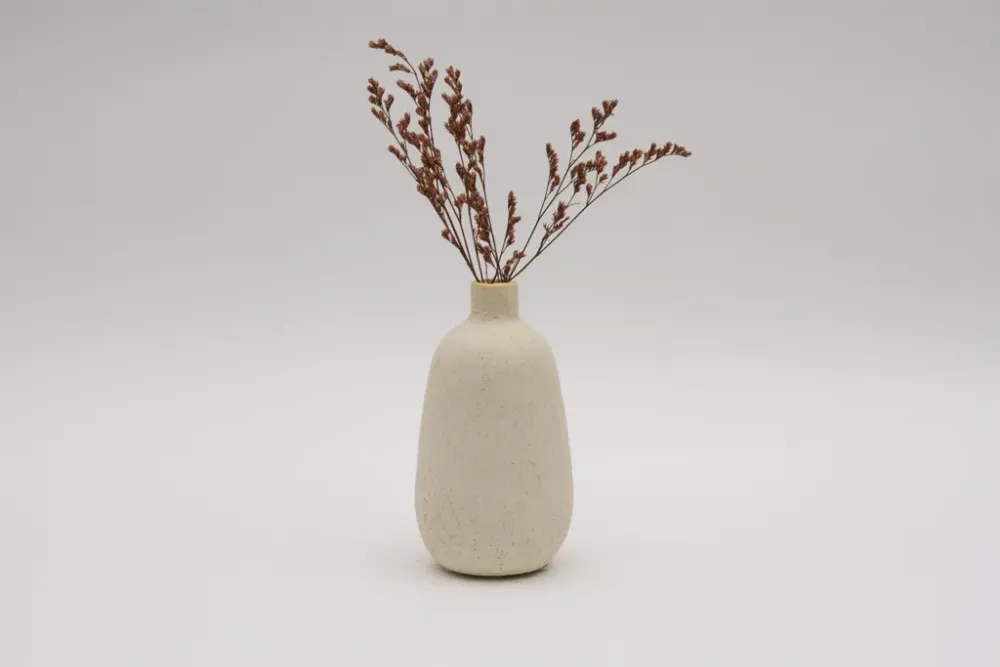 Moderne Vase aus Keramik weiß für Blumen oder Trockenblumen