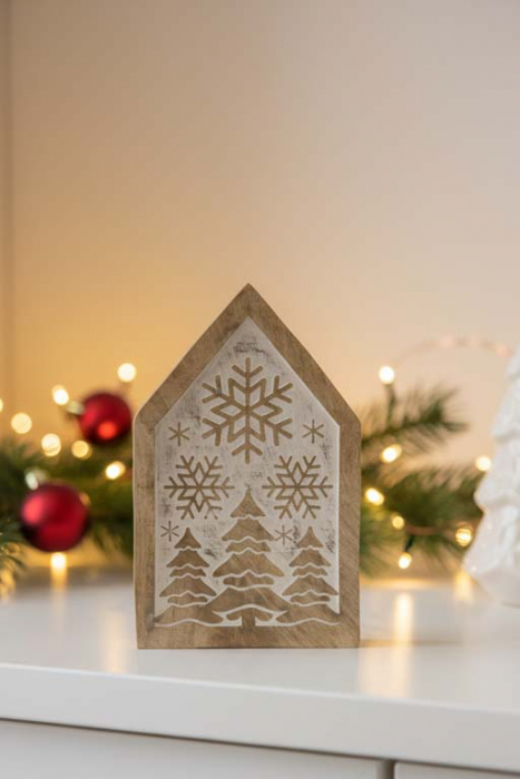 Dekoratives Holzhaus mit eingravierter Schneeflocke für Weihnachten