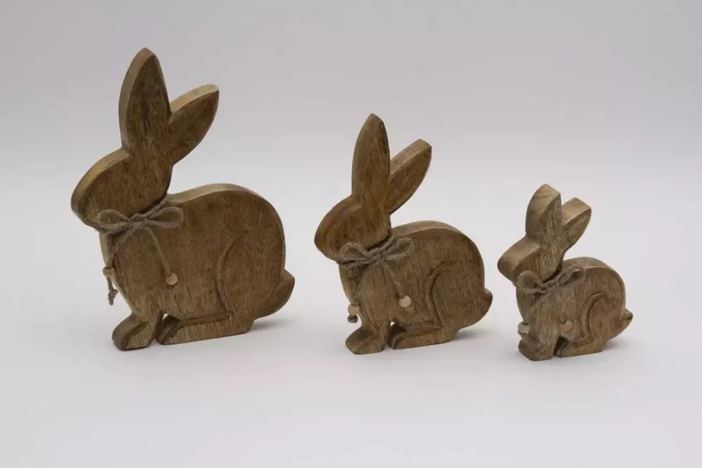 Mangoholz-Hase mit natürlicher Holzmaserung und rustikaler Kordel-Verzierung.