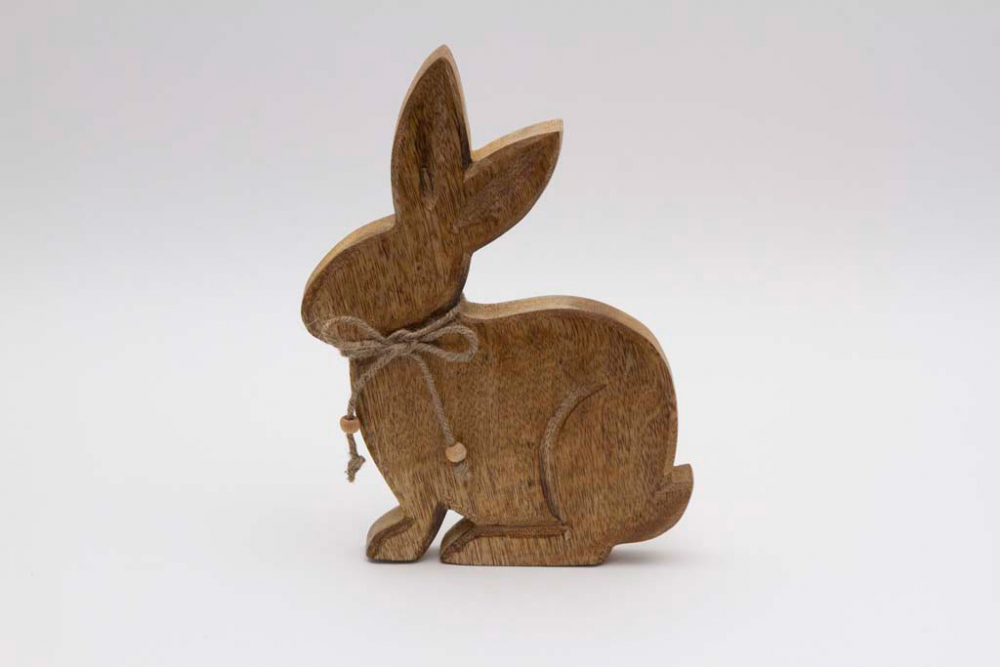Mangoholz-Hase mit natürlicher Holzmaserung und rustikaler Kordel-Verzierung.