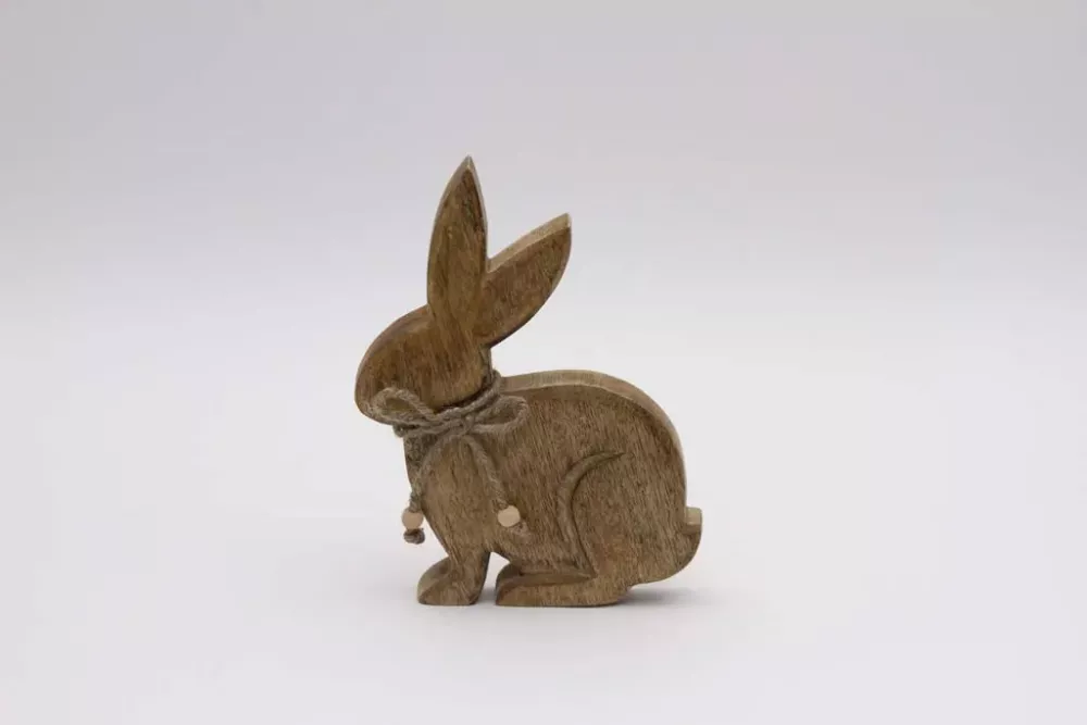 Mangoholz-Hase mit natürlicher Holzmaserung und rustikaler Kordel-Verzierung.