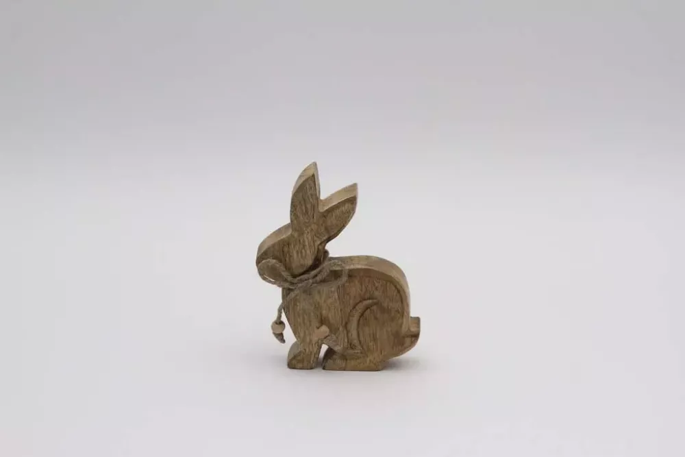 Mangoholz-Hase mit natürlicher Holzmaserung und rustikaler Kordel-Verzierung.