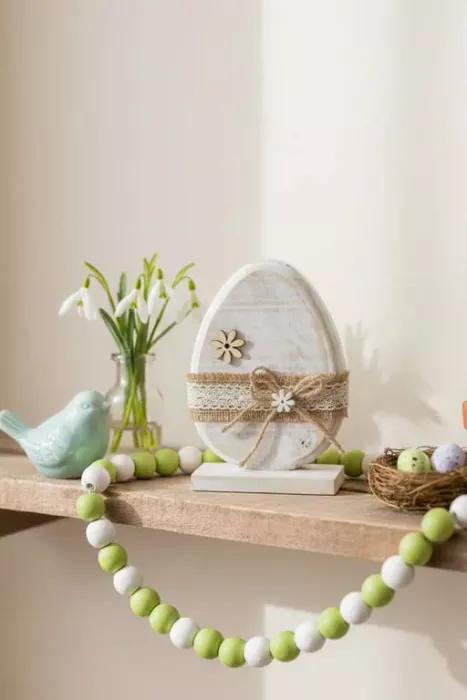 Weißes Holz Osterei dekorativ arrangiert für Ostern – jetzt entdecken