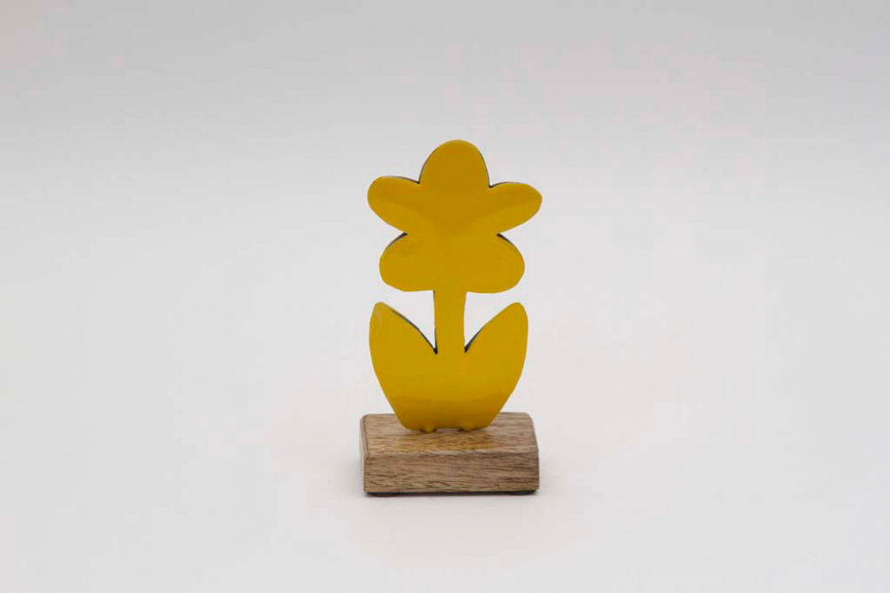 Holzblume in Rosa als farbenfrohe Tischdekoration