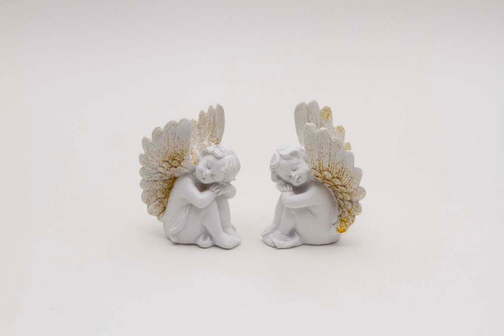 Schlafender Engel als Dekofigur in Weiß mit goldenen Flügeln – jetzt online kaufen