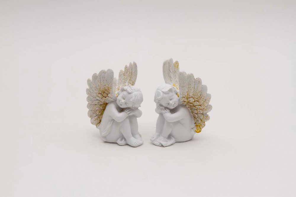 Dekorativer Schutzengel aus Kunststein mit goldenen Akzenten – jetzt entdecken