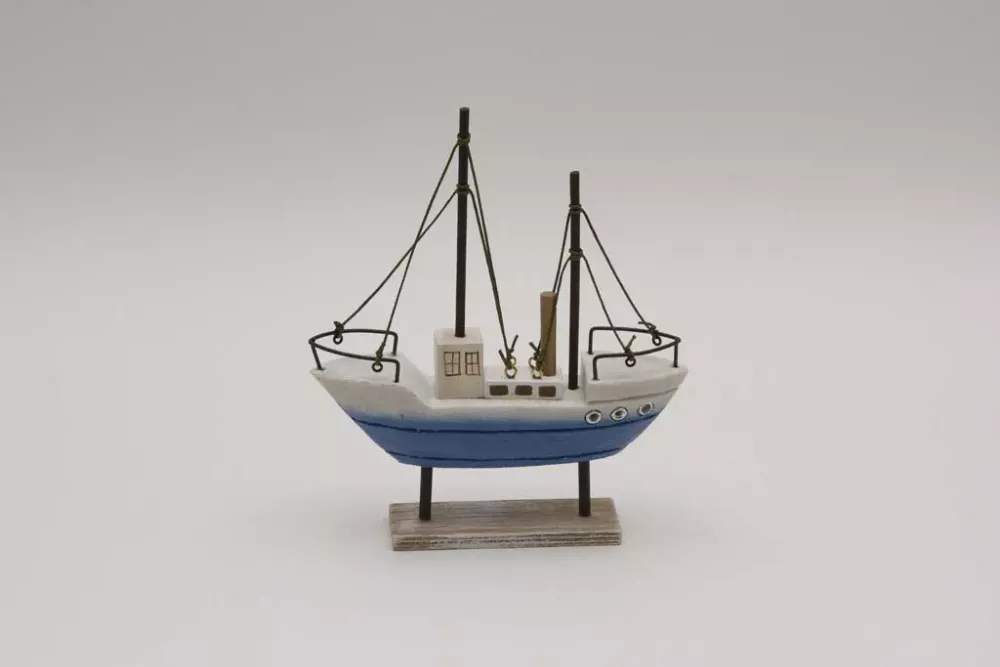Maritimes Holzboot als Deko Schiff in Blau und Weiß für stilvolle Wohnraumgestaltung – jetzt entdecken