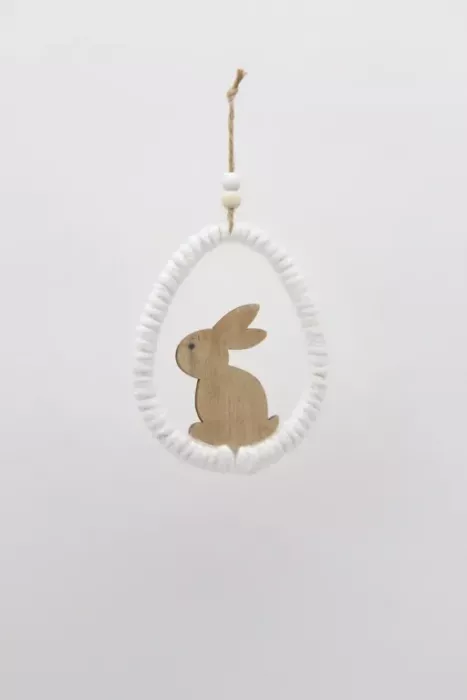 Minimalistischer Osterei-Anhänger aus Holz mit weißem Garn umwickelt und einer Osterhasen-Silhouette in der Mitte
