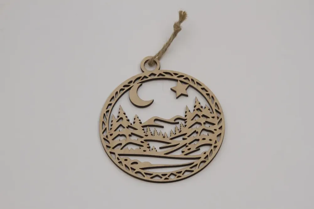 Winterlandschaft Holzdeko – Rundes Sperrholz‑Ornament mit Winterlandschaft