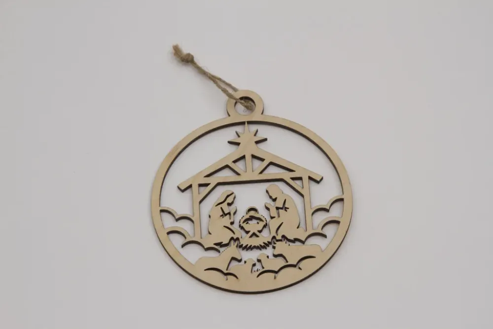 Krippenmotiv Ornament – Holzanhänger mit gelaserter Krippenszene