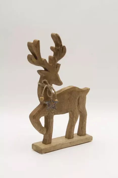 Rustikale Hirsch Skulptur aus Naturholz mit dekorativer Kordel und Metallstern