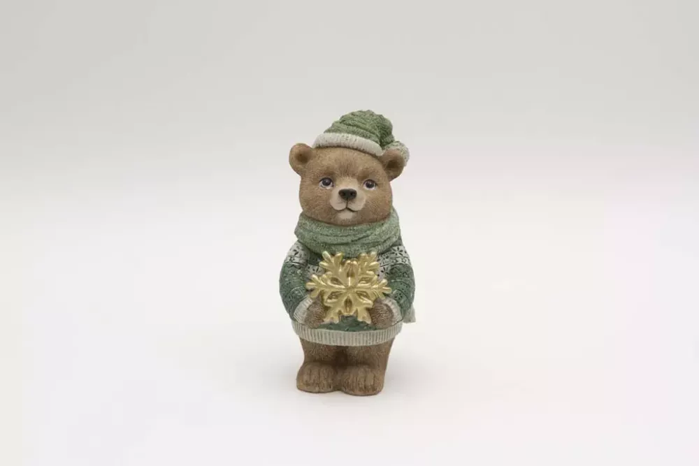 Weihnachtsfigur Deko Bär mit grüner Winterkleidung und goldener Schneeflocke – jetzt online kaufen