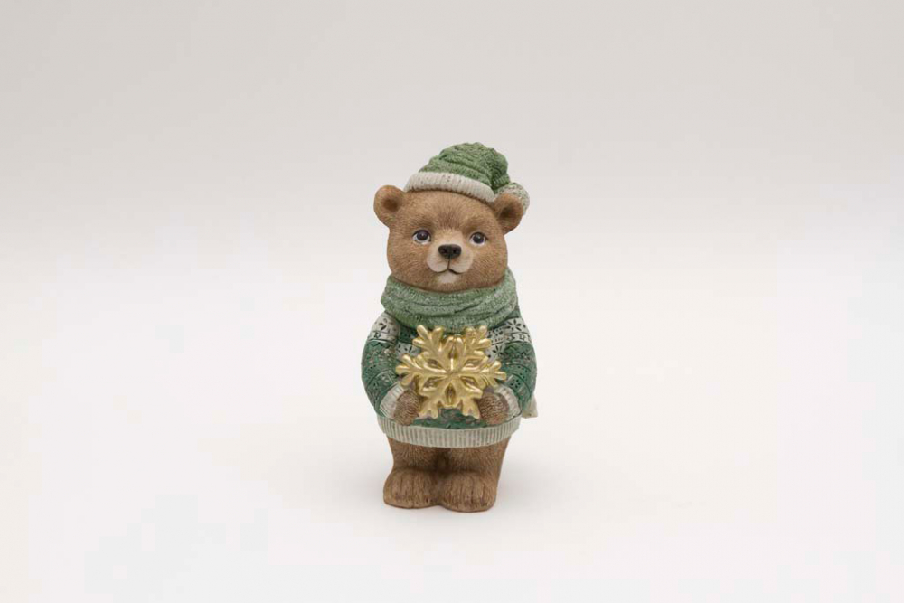 Weihnachtsfigur Deko Bär mit grüner Winterkleidung und goldener Schneeflocke – jetzt online kaufen