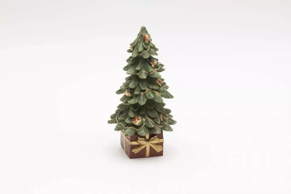 Dekorativer Weihnachtsbaum aus Polyresin auf Geschenkbox – jetzt festliche Deko online kaufen