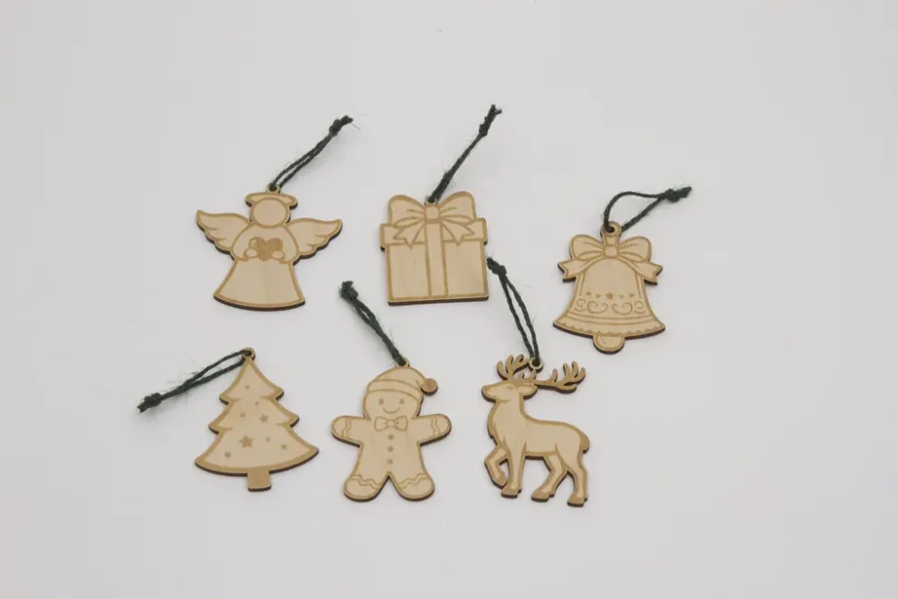 Gelaserte Holzanhänger mit Weihnachtsmotiven aus 3mm Sperrholz