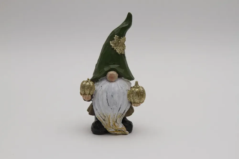 Wichtelfigur aus Polyresin mit Kürbissen