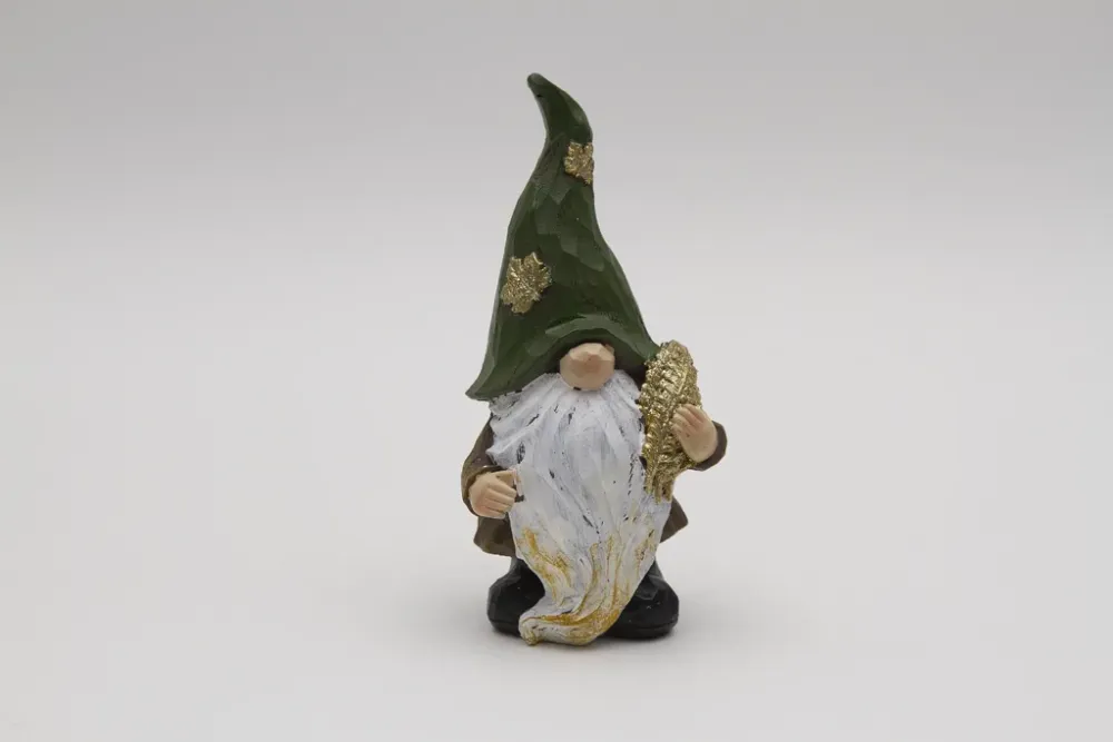 Wichtelfigur aus Polyresin mit Blatt