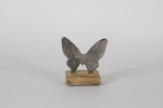 Filigraner Schmetterling aus Metall auf Holzsockel – stilvolle Frühlingsdeko für Ihr Zuhause.